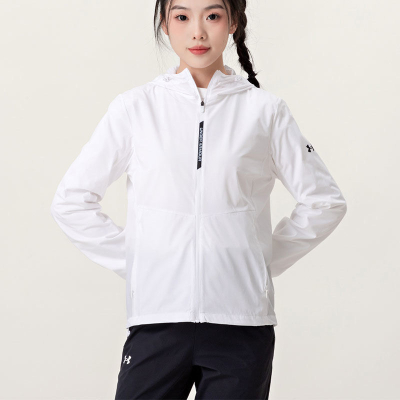 安德玛(Under Armour)外套女子新款梭织轻薄防风衣连帽休闲运动夹克22500410-100 ZP