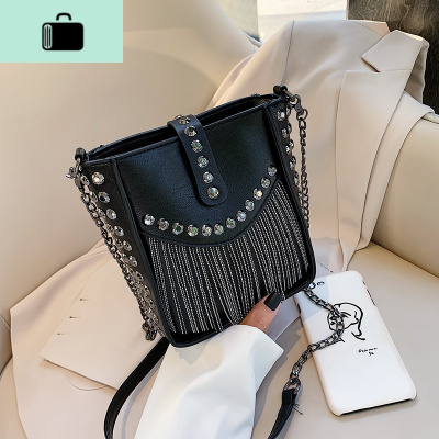 小包包女2020新款时尚流苏水桶包韩版百搭铆钉洋气软皮单肩斜挎包NEW LAKE女斜挎包