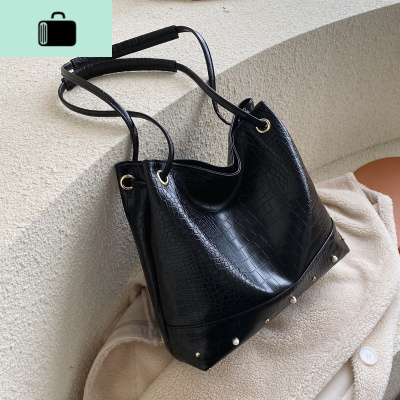 复古港风单肩包大包包女2020新款潮韩版百搭质感斜挎包时尚水桶包NEW LAKE女士单肩包