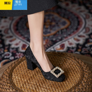 聚范大码女鞋子41一43胖mm脚宽脚胖高跟鞋尖头粗跟浅口珍珠方扣单鞋女