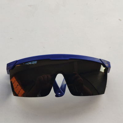 绵冠 护目镜防飞溅 蓝架电焊深色墨镜 10个起拍