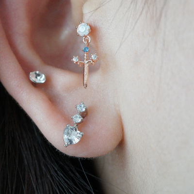 小巧精致镶钻爱心十字架韩国进口耳骨钉流苏小耳朵穿刺粗杆送女朋友老婆情人节七夕生日礼物