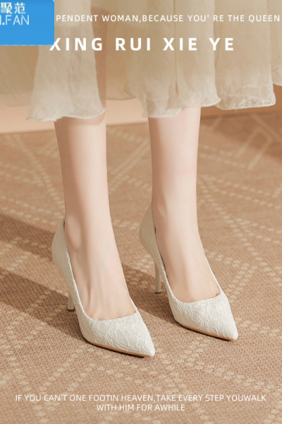 聚范新中式国风旗袍高跟鞋女细跟不累脚仙女白色尖头搭配马面裙的鞋子