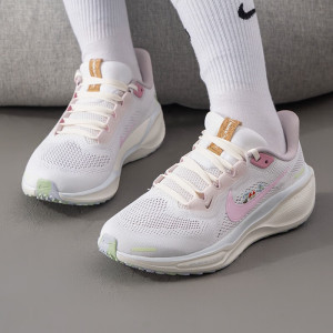 耐克(NIKE)耐克女鞋新款运动鞋轻便透气休闲鞋缓震耐磨跑步鞋HV5158-600 ZP