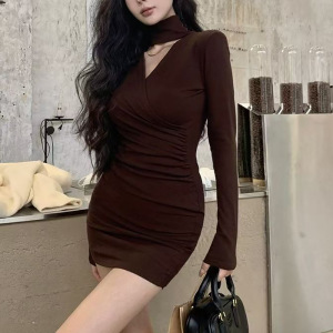性感V领挂脖连衣裙女秋冬新款内搭打底配大衣修身收腰包臀短裙子