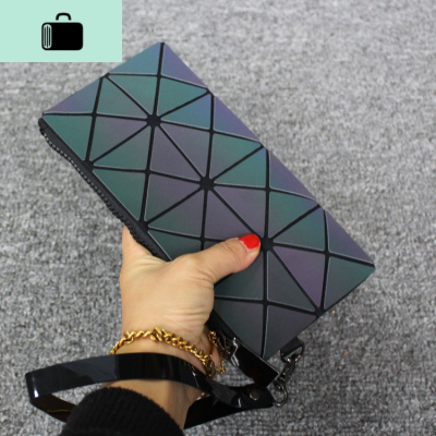 2020新款夏季女手包化妆包变色超薄手机包手腕包菱格包潮小包NEW LAKE 变色长小手包女手包