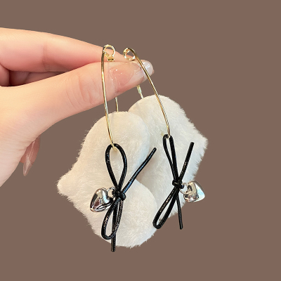 白色毛球爱心蝴蝶耳环轻奢高级感气质耳坠2024新款秋冬耳饰女送女朋友老婆情人节七夕生日礼物