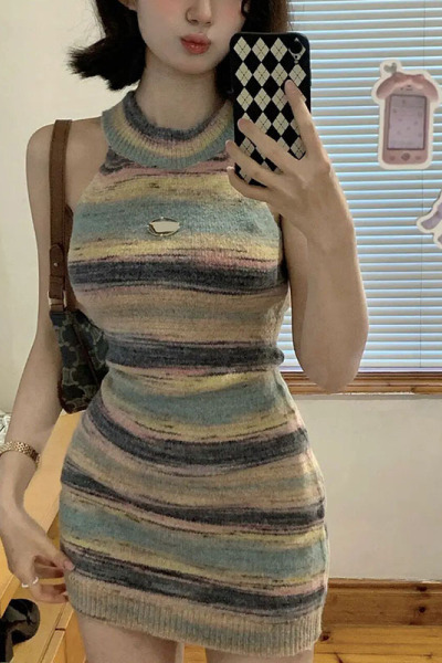 纯欲风辣妹撞色条纹挂脖针织连衣裙女夏季新款修身显瘦包臀吊带裙