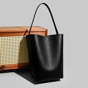 The Row水桶包软皮百搭小众高级感大容量通勤托特包女单肩水桶包