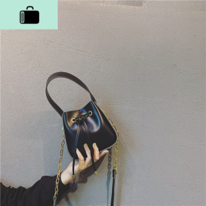 今年流行的网红水桶包包女2020新款潮时尚百搭链条手提单肩斜挎包NEW LAKE女士单肩包