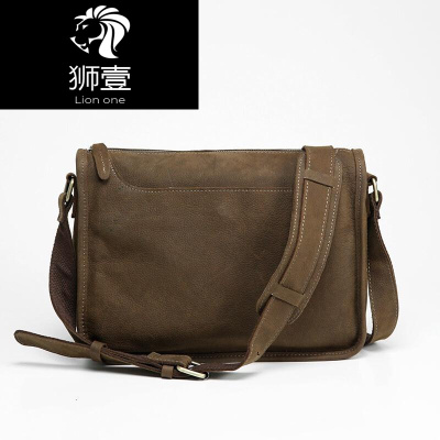 狮壹（Lionone）原创男士包包单肩包斜挎包手工真皮休闲邮差包疯马牛皮包潮男复古卡其色默认颜色