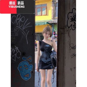 YIBUSHENG纯欲辣妹人像印花斜肩连衣裙女装早春修身收腰包臀裙短裙