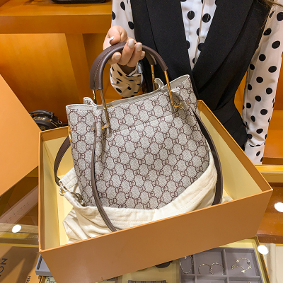 小亚天包包女包新款2020时尚洋气复古水桶包简约大容量印花单肩包网红