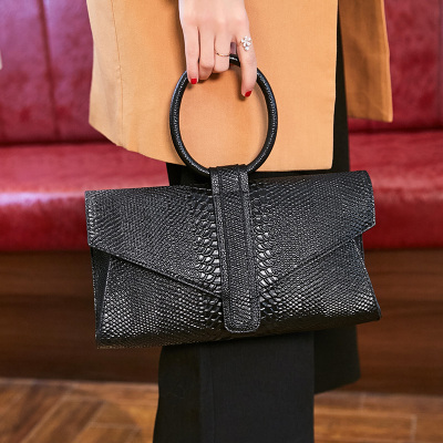 手拿包女士2020韩版新款时尚真皮牛皮宴会信封包圆环手提小包单肩