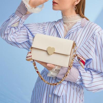 马克华菲人气热款-牛皮爱心锁扣小方包风琴包单肩包丝巾装饰链条包米白均码