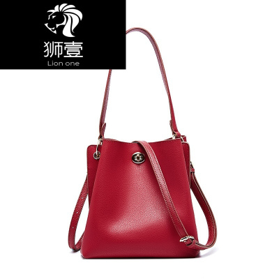 狮壹（Lionone）真皮女包2019新款油蜡牛皮大容量水桶包休闲手提斜挎单肩包包