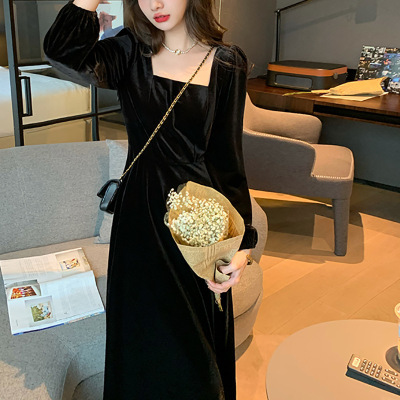 法式复古茶歇长袖丝绒连衣裙女秋季气质长裙方领赫本风小黑裙新款