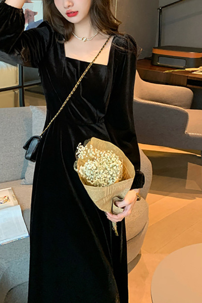法式复古茶歇长袖丝绒连衣裙女秋季气质长裙方领赫本风小黑裙新款