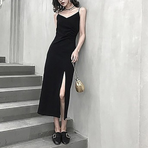 赫本风黑色吊带连衣裙子女夏季新款高级感收腰显瘦气质内搭长裙子