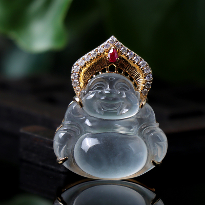 这尊高冰玻璃种翡翠佛公，厚庄饱满，雕工精美，整体结构设计独特精美，料子种老起胶，冰透十足，笑脸相迎大肚能容，荧光熠熠高冰玻璃种翡翠佛公