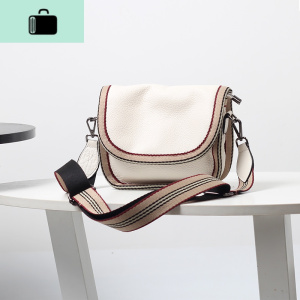 欧洲站皮小方包包女2020新款时尚潮流头层牛皮包斜挎宽肩带女包NEW LAKE女斜挎包