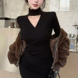 性感V领挂脖连衣裙女秋冬新款内搭打底配大衣修身收腰包臀短裙子
