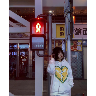 暖青汇春季女士卫衣外套显瘦宽松连帽套头白色上衣心形印花情侣装潮INS卫衣