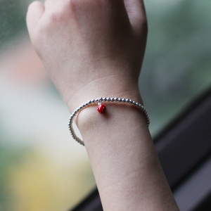 银饰小众设计弹性个性简约女转运925纯银手链女纯手工可爱小草莓送女朋友老婆情人节七夕生日礼物