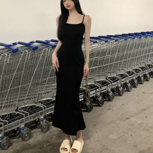 吊带连衣裙女夏季无袖收腰纯欲性感紧身显瘦高级感包臀辣妹紧身裙