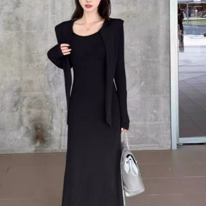 法式慵懒风设计感长袖连衣裙女春秋季新款高级感收腰字包臀长裙子