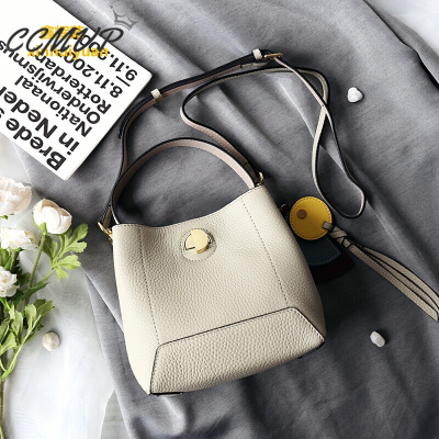 品牌自营质量保证-CCMVP休闲品牌斜跨韩版百搭夏天小女2019新款软皮迷你手提桶单肩斜挎雅灰色小号半圆锁扣