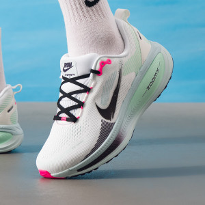 耐克(NIKE)男鞋新款运动鞋低帮轻便舒适健身训练缓震VOMERO 18跑步鞋IM6676-104 ZP
