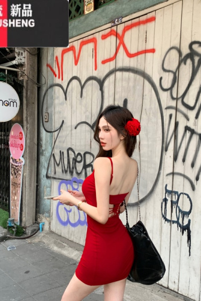 YIBUSHENG蝴蝶镂空露背吊带连衣裙女季纯欲风短裙红色显身材收腰包臀裙子