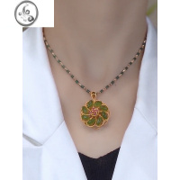 JiMi网红时尚绿色镶嵌项链女2023年新款高级感旋转幸运花吊坠挂件配饰