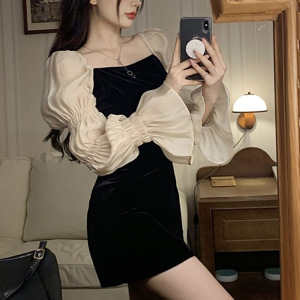 法式方领泡泡袖拼接黑色小黑裙设计感新款春秋显瘦修身长袖连衣裙