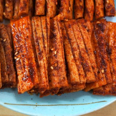 湖南面筋辣条麻辣片零食大礼包儿时怀旧小吃抖音同款好吃的排行榜口味凉皮两斤装