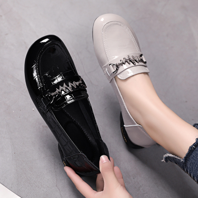 Ideamini皮乐福鞋女春秋2021新款漆皮单鞋宽脚肥脚平底大码英伦风小皮鞋