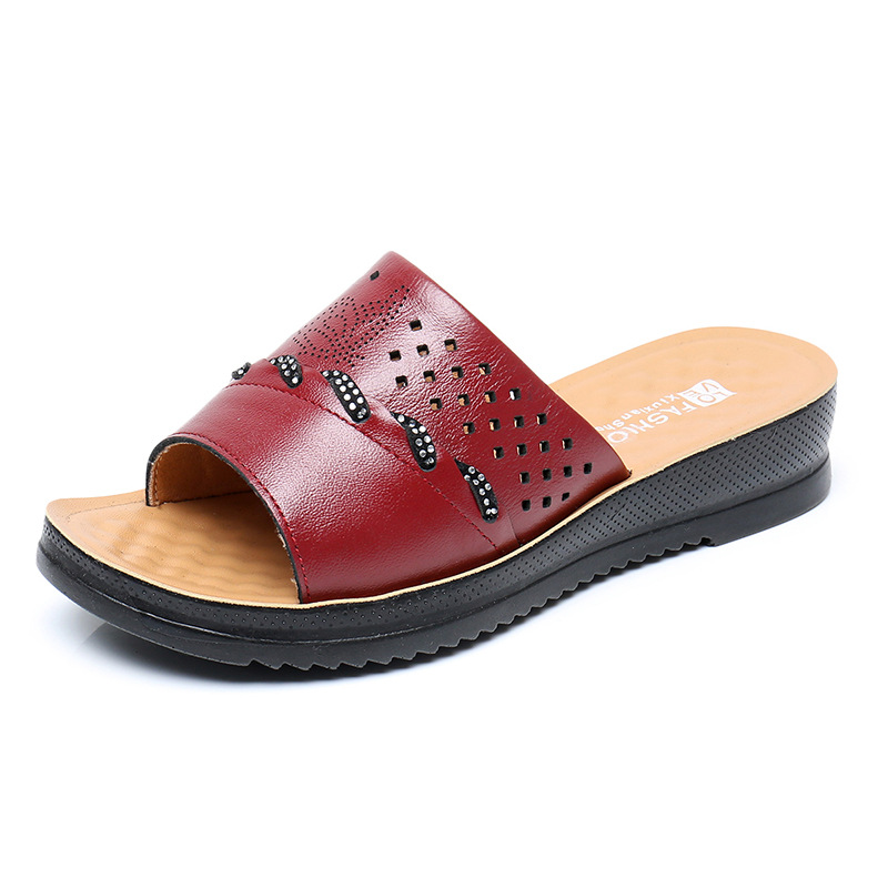 夏新款软底舒适凉拖鞋镂空真皮中老年妈妈拖鞋