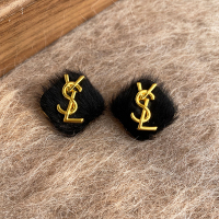 黑色毛球耳钉轻奢高级感气质大气耳环2024新款秋冬毛绒耳饰女送女朋友老婆情人节七夕生日礼物