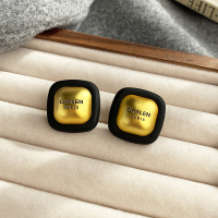 方形植绒字母耳钉轻奢高级感气质大气金属耳环2024新款耳饰女送女朋友老婆情人节七夕生日礼物