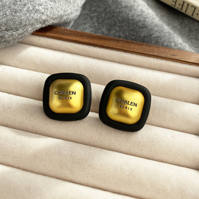 方形植绒字母耳钉轻奢高级感气质大气金属耳环2024新款耳饰女送女朋友老婆情人节七夕生日礼物