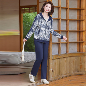 中老年女装妈妈套装秋季运动套装女时尚中年女大码宽松两件套衣服