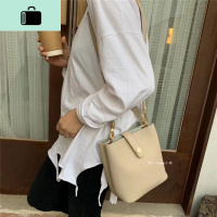 韩版手提单肩斜挎小包女2020春季新款休闲百搭时尚纽扣小水桶包NEW LAKE女斜挎包