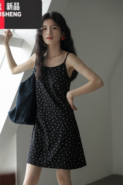 YIBUSHENG黑色碎花吊带裙女连衣裙季2024新款海边度假气质裙子小个子