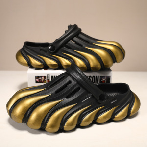 酷炫踩屎感软底洞洞鞋包趾搭扣沙滩凉鞋男士夏季两用凉拖男鞋