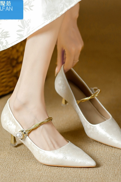 聚范2024秋新款中式配旗袍尖头高跟鞋婚鞋不累脚玛丽珍细跟新娘女单鞋