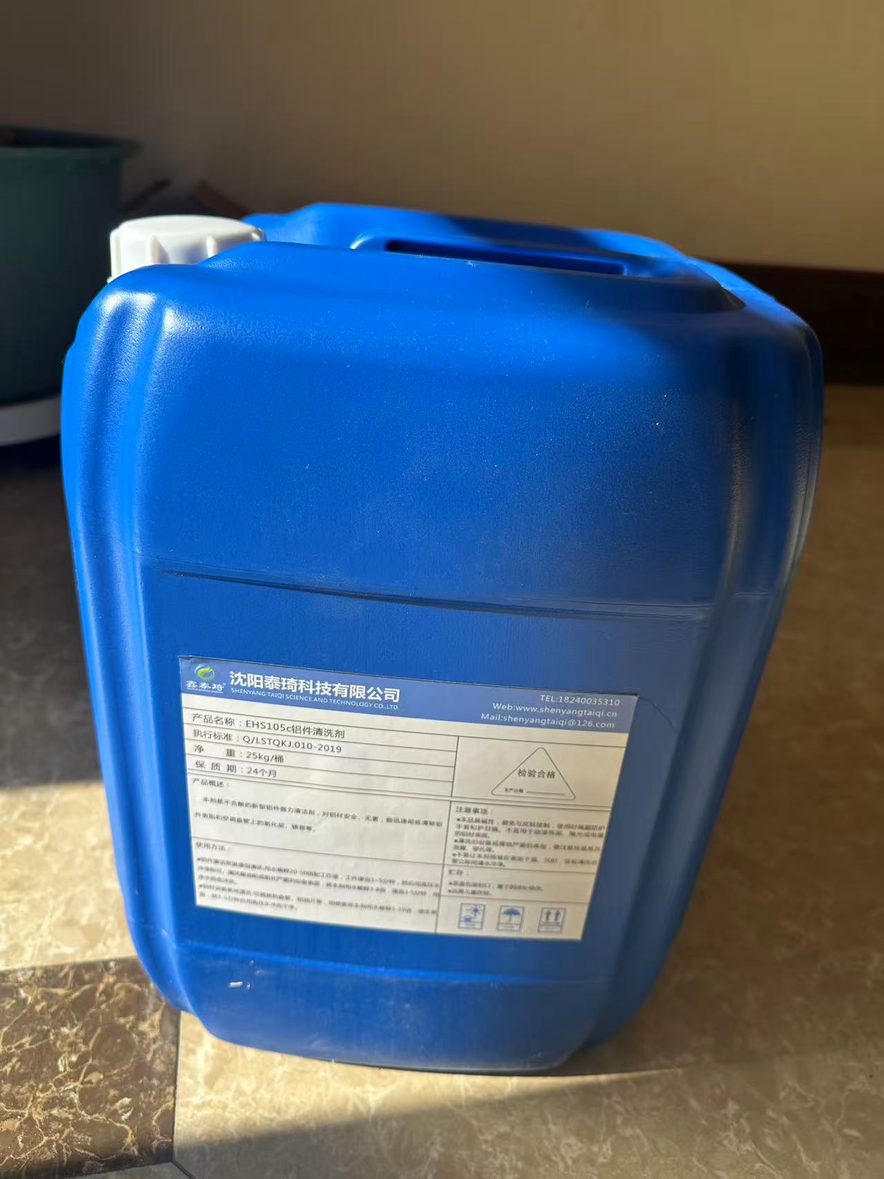 本剂是不含酸的新型铝件强力清洁剂,对铝材安全、无害,能迅速彻底清除铝件表面和空调盘管上的氧化层、锈斑等。