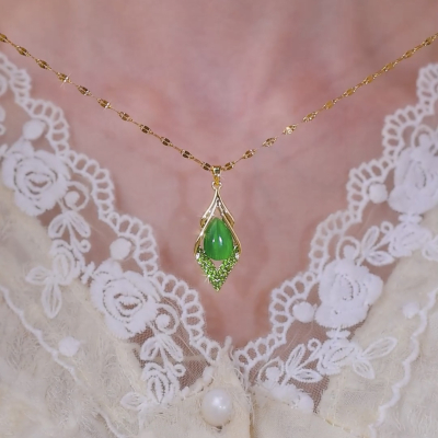 绿色猫眼石菱形吊坠项链女轻奢小众设计感锁骨链颈链2025新款送女朋友老婆情人节七夕生日礼物