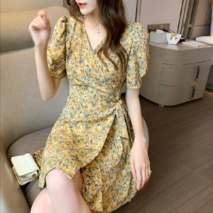 夏季新款超仙森系收腰显瘦V领碎花一片式大摆短袖连衣裙女ins