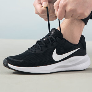 耐克(NIKE)男鞋 新款运动鞋低帮透气缓震REVOLUTION 7跑步鞋FB2207-001 ZP